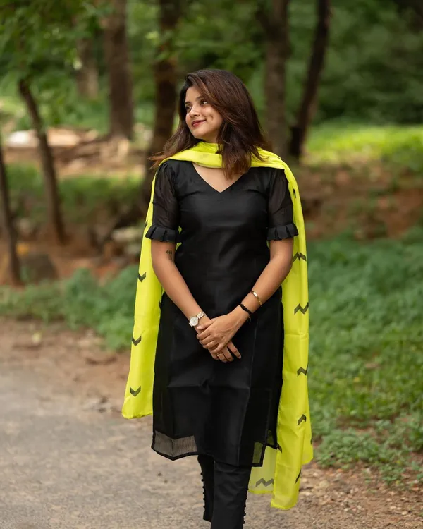 Black_Kurti_Dupatta_Pant_Pair_For_Women