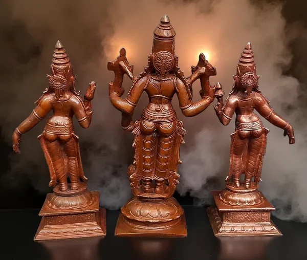 Brownish-Orange_Copper_Idols_Of_God_Srinivasa_Perumal_With_Sridevi_And_Bhudevi,_6_Inches,_1.4_Kg,_Patina_Antique_Finish,_Pack_Of_3_Piece
