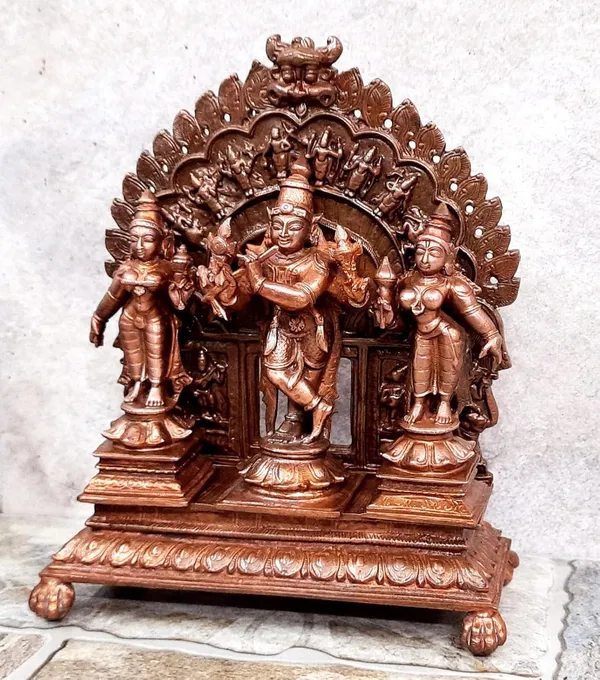 Brownish-Orange_Copper_Idols_Of_God_Venugopala_With_Sridevi_And_Bhudevi_With_Dasavadhara_Prabhavali,_7.2_Inches,_1.72_Kg,_Patina_Antique_Finish,_Pack_Of_4_Piece