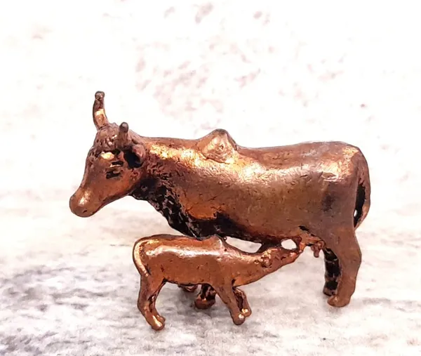 Brownish-Orange_Copper_Idols,_0.9_Inches,_Handmade_Cow_With_Calf,_16G,_Patina_Antique_Finish,_Pack_Of_1_Piece