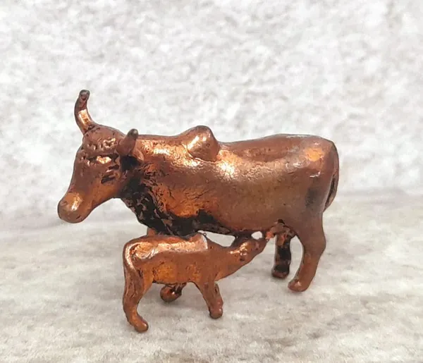 Brownish-Orange_Copper_Idols,_0.9_Inches,_Handmade_Cow_With_Calf,_16G,_Patina_Antique_Finish,_Pack_Of_1_Piece