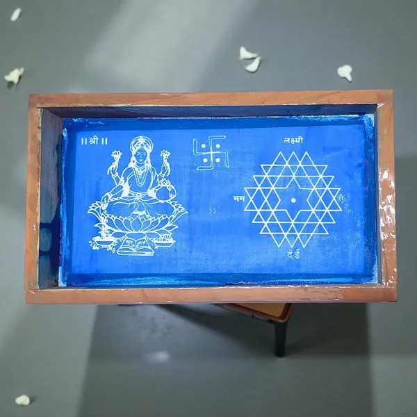 Searchers_Paradise_Aishwarya_Kolam_with_Lakshmi_Rangoli_Stencil_Wooden,_1_Piece_(9x5_Inches)