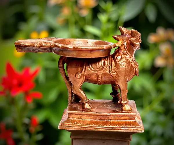Brownish-Orange_Copper_Idols_Of_God_Nandhi_With_Abishekam_Plate,_2.7_Inches,_320G,_Patina_Antique_Finish,_Pack_Of_1_Piece