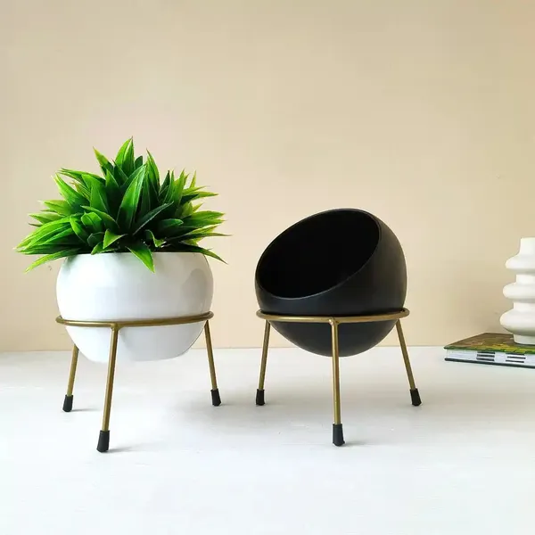 Set_Of_2_Radiant_Black_And_White_Metal_Pots_With_Stand_Flower_Vases