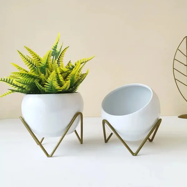 Set_Of_2_Radiant_White_Metal_Pots_With_Stand_Flower_Vases