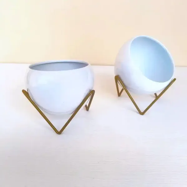 Set_Of_2_Radiant_White_Metal_Pots_With_Stand_Flower_Vases