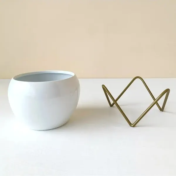 Set_Of_2_Radiant_White_Metal_Pots_With_Stand_Flower_Vases