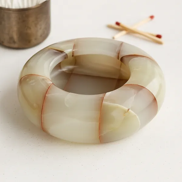 Elegant_Marble_Ashtray_for_a_Sophisticated_Ambiance