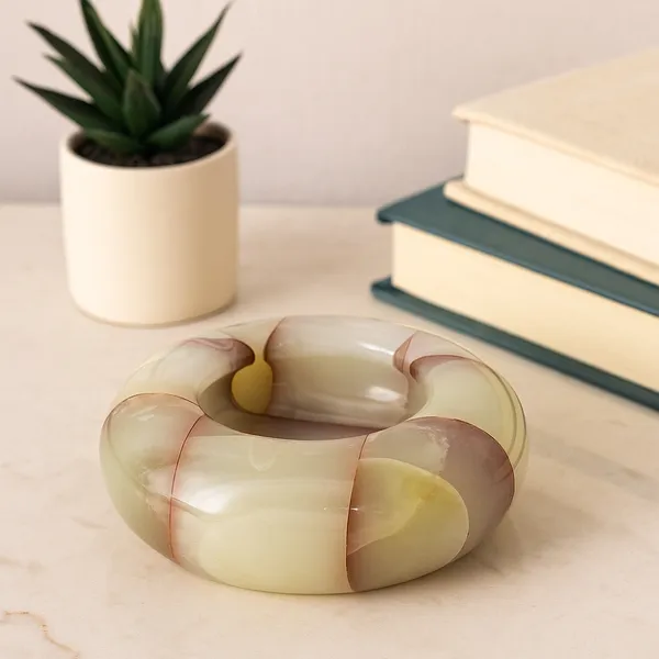 Elegant_Marble_Ashtray_for_a_Sophisticated_Ambiance