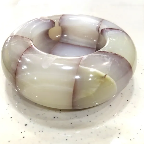 Elegant_Marble_Ashtray_for_a_Sophisticated_Ambiance