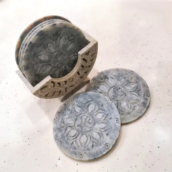 Marble_Coaster_Set_with_Intricate_Floral_Patterns