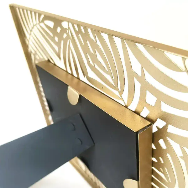 Golden_Finish_Metal_Photo_Frame_For_Table_Decor