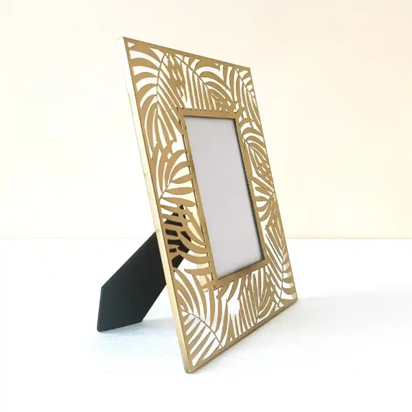 Golden_Finish_Metal_Photo_Frame_For_Table_Decor