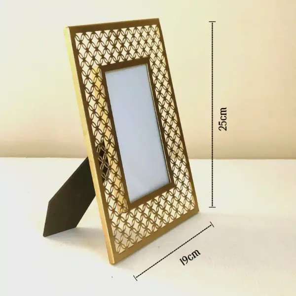 Golden_Finish_Metal_Photo_Frame_For_Table_Decor