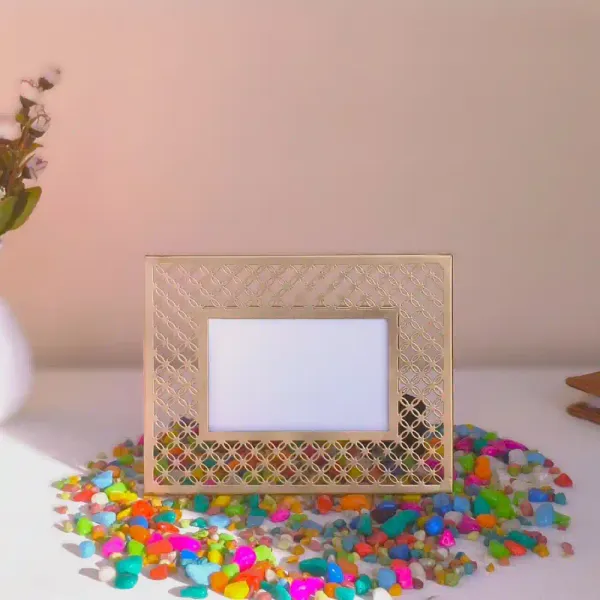 Golden_Finish_Metal_Photo_Frame_For_Table_Decor