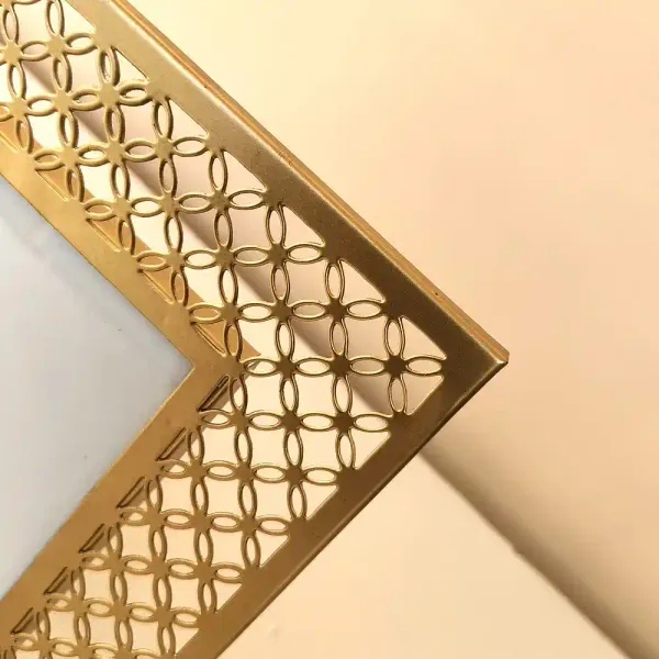 Golden_Finish_Metal_Photo_Frame_For_Table_Decor