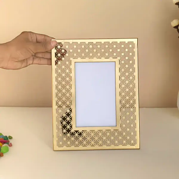 Golden_Finish_Metal_Photo_Frame_For_Table_Decor