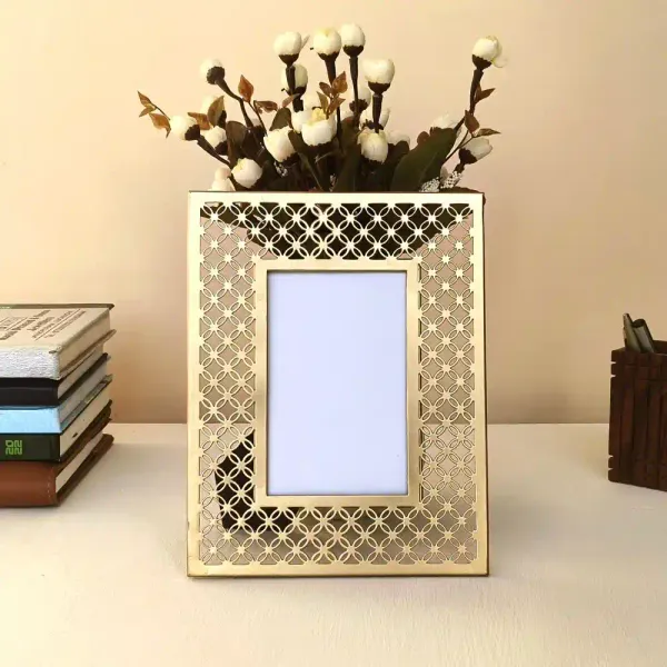 Golden_Finish_Metal_Photo_Frame_For_Table_Decor
