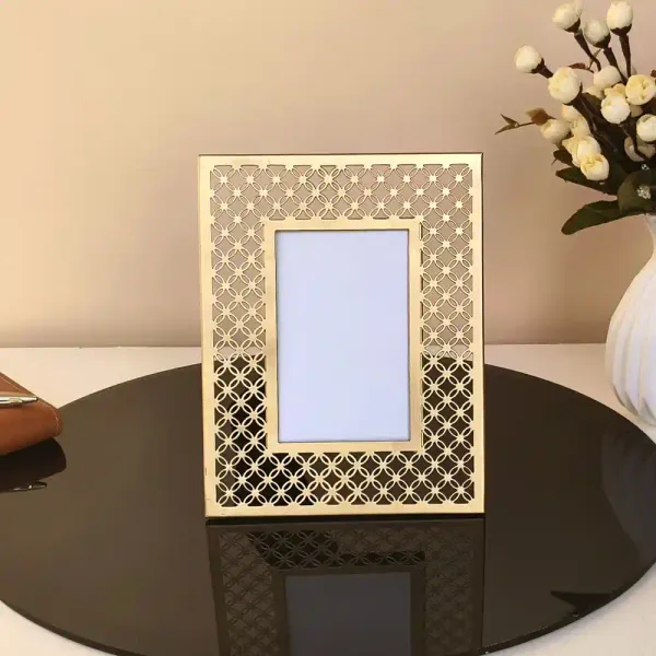 Golden_Finish_Metal_Photo_Frame_For_Table_Decor