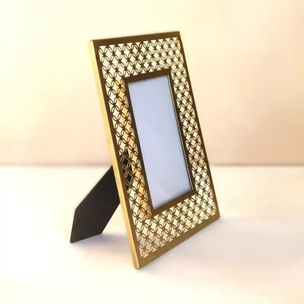 Golden_Finish_Metal_Photo_Frame_For_Table_Decor