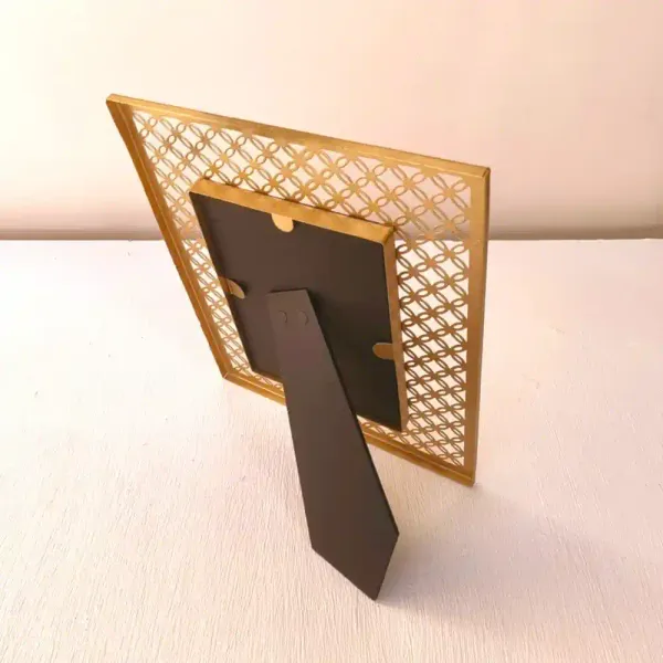 Golden_Finish_Metal_Photo_Frame_For_Table_Decor