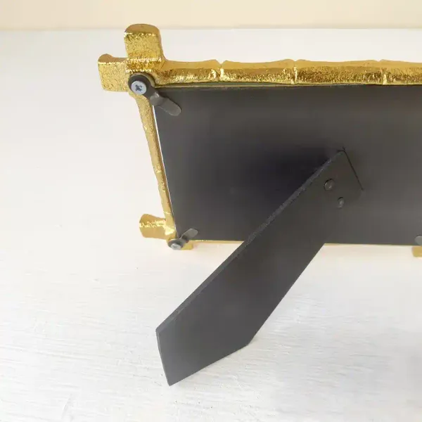 Golden_Finish_Metal_Photo_Frame_For_Table_Decor