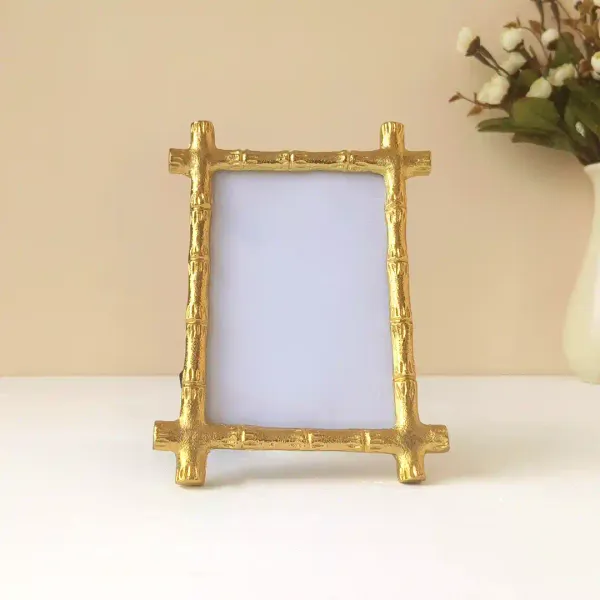 Golden_Finish_Metal_Photo_Frame_For_Table_Decor