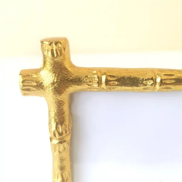 Golden_Finish_Metal_Photo_Frame_For_Table_Decor