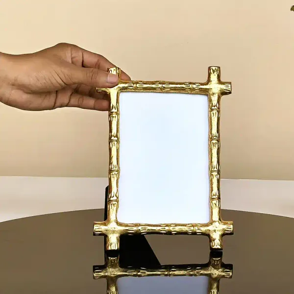 Golden_Finish_Metal_Photo_Frame_For_Table_Decor