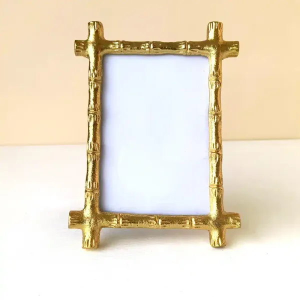 Golden_Finish_Metal_Photo_Frame_For_Table_Decor