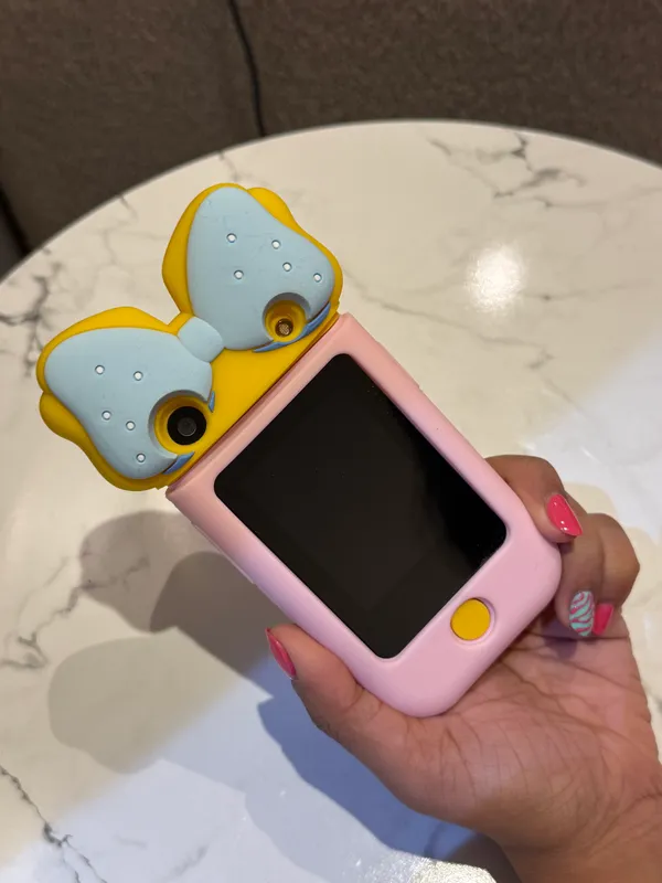 Kids_Smart_Phone_Camera_with_Front_&_Back_Camera,_Games,_Music,_Alarm_&_More_All-in-One_Fun_Gadget