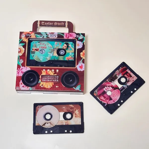 Taylor_Swift_Music_Fridge_Magnet_with_6_cassettes