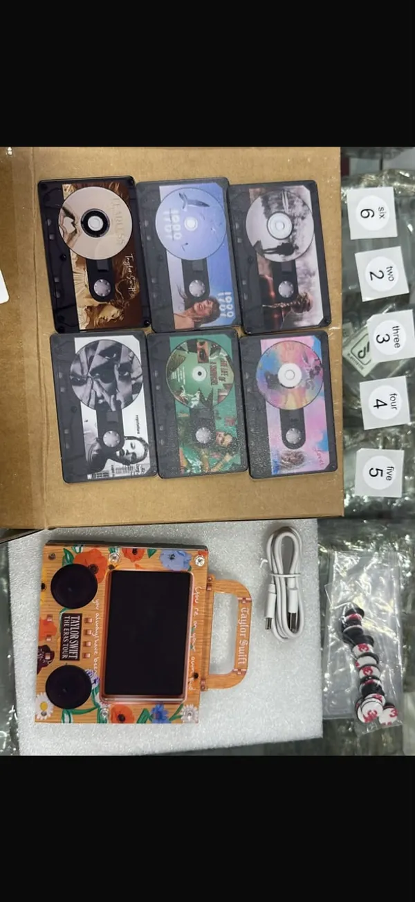 Taylor_Swift_Music_Fridge_Magnet_with_6_cassettes