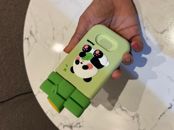 Kids_Smart_Phone_Camera_with_Front_&_Back_Camera,_Games,_Music,_Alarm_&_More_All-in-One_Fun_Gadget