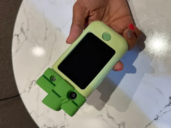 Kids_Smart_Phone_Camera_with_Front_&_Back_Camera,_Games,_Music,_Alarm_&_More_All-in-One_Fun_Gadget