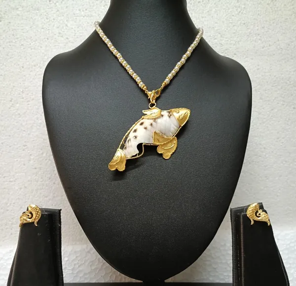 Purabi_Jewels_Shell_Fish_Pendant_Necklace_Set_With_Pearl_Chain_Gold_Polish_Finish_Handcrafted_Design_Includes_Earrings_Shell_Pearl_For_Women_Girls