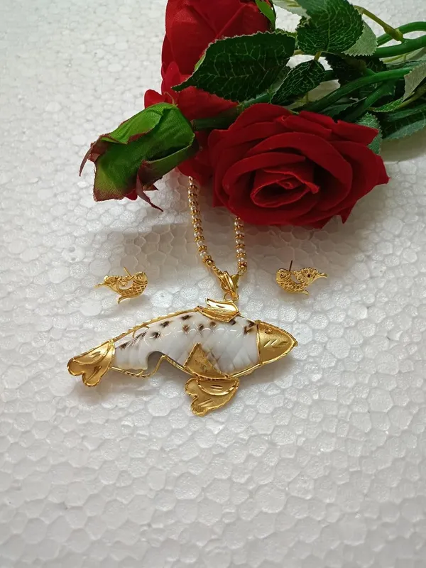Purabi_Jewels_Shell_Fish_Pendant_Necklace_Set_With_Pearl_Chain_Gold_Polish_Finish_Handcrafted_Design_Includes_Earrings_Shell_Pearl_For_Women_Girls