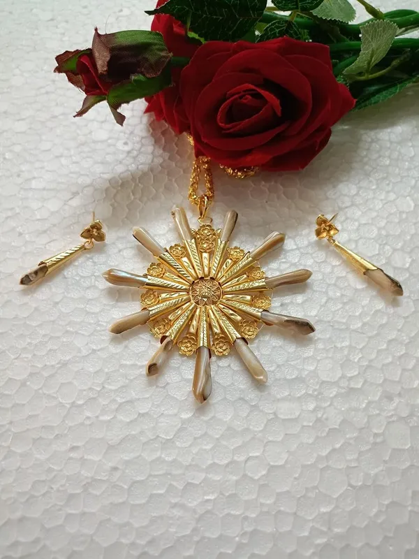 Purabi_Jewels_Handcrafted_Natural_Shell_Inlay_Starburst_Pendant_Necklace_With_Matching_Drop_Earrings_Premium_24k_Gold_Polish_Ethnic_Jewellery_Set_For_Festive_Wedding_Occasions