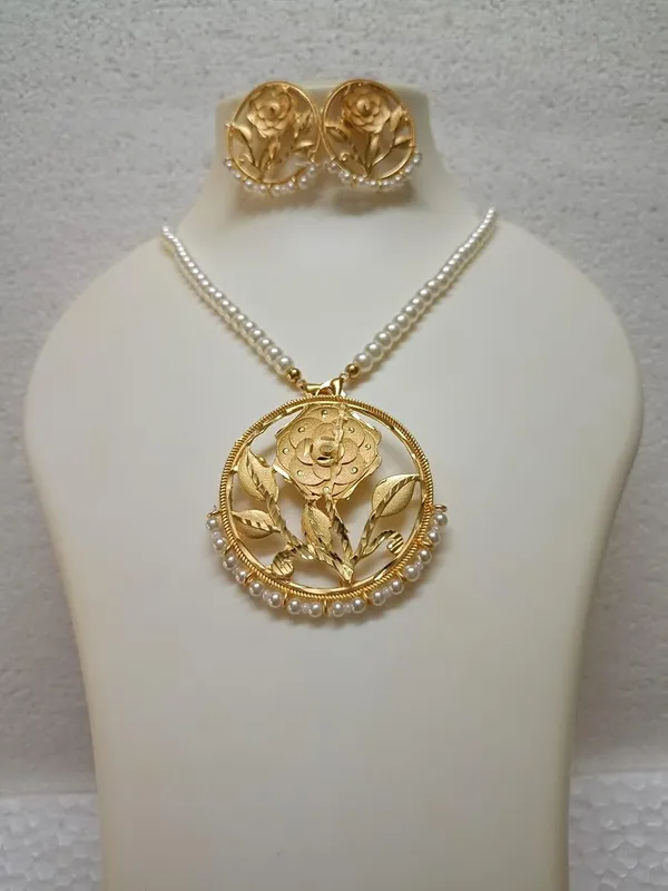 Purabi_Jewels_Gold_Forming_Floral_Rose_Pearl_Necklace_Set_Rose_Motif_Pendant_Pearl_Beaded_Chain_Tassel_Detail_Matching_Earrings_Festive_Bridal_Wear