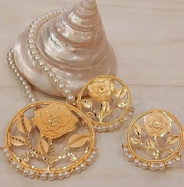 Purabi_Jewels_Gold_Forming_Floral_Rose_Pearl_Necklace_Set_Rose_Motif_Pendant_Pearl_Beaded_Chain_Tassel_Detail_Matching_Earrings_Festive_Bridal_Wear