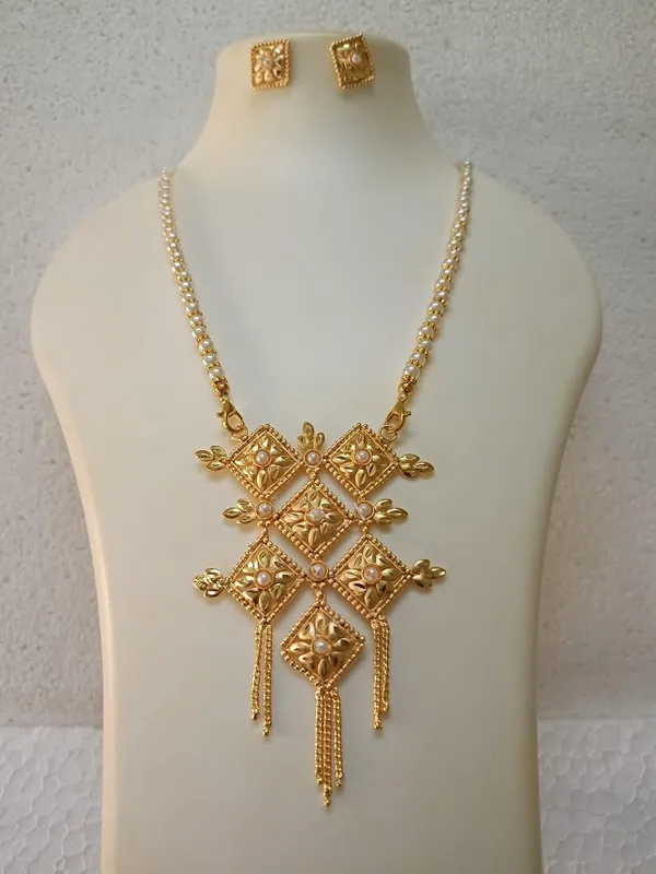 Purabi_Jewels_Gold_Plated_Pearl_Pendant_Necklace_Set_With_Earrings_For_Women