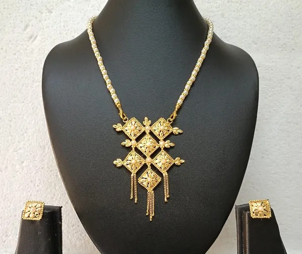 Purabi_Jewels_Gold_Plated_Pearl_Pendant_Necklace_Set_With_Earrings_For_Women