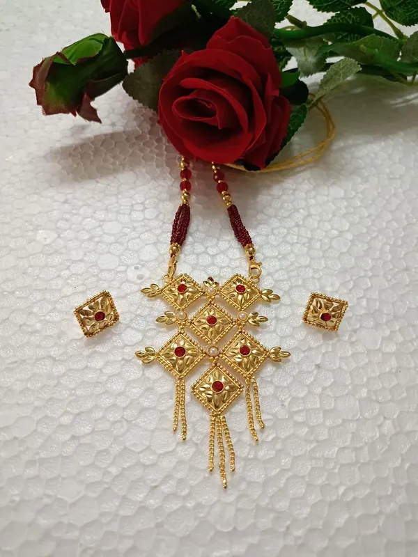 Purabi_Jewels_Red_Stone_Gold_Plated_Pendant_Necklace_Set_With_Earrings_For_Women