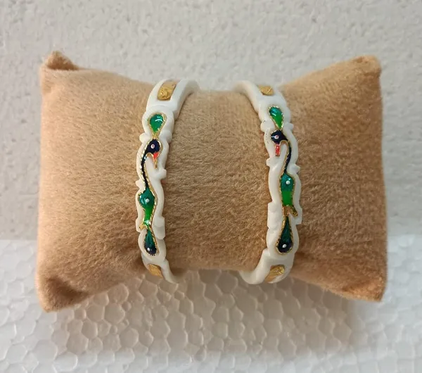 Purabi_Jewels_Original_Hand_Carved_Conch_Shell_Shakha_Bangles_With_Green_Peacock_Peacock_Meenakari,_Vibrant_Green_&_Gold-Toned,_Sacred_Bengali_Shakha_Bridal_&_Daily_Wear,Smooth_Slip-On_Fit,for_Married_Women