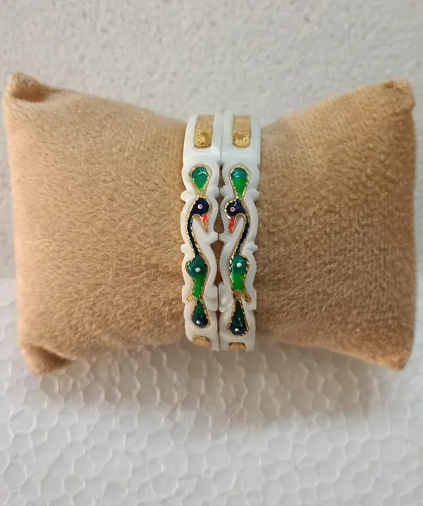 Purabi_Jewels_Original_Hand_Carved_Conch_Shell_Shakha_Bangles_With_Green_Peacock_Peacock_Meenakari,_Vibrant_Green_&_Gold-Toned,_Sacred_Bengali_Shakha_Bridal_&_Daily_Wear,Smooth_Slip-On_Fit,for_Married_Women