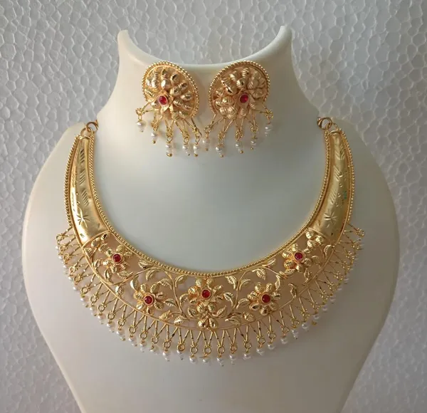 Purabi_Jewels_Gold_Plated_Hasli_Necklace_Set_With_Pearl_Red_Stone_Earrings