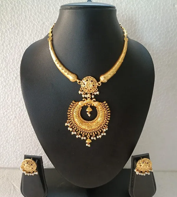 Purabi_Jewels_Gold_Plated_Elephant_Design_Hasli_Necklace_Set_With_Pearl_Earrings