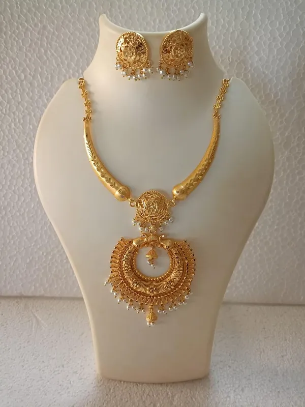 Purabi_Jewels_Gold_Plated_Elephant_Design_Hasli_Necklace_Set_With_Pearl_Earrings
