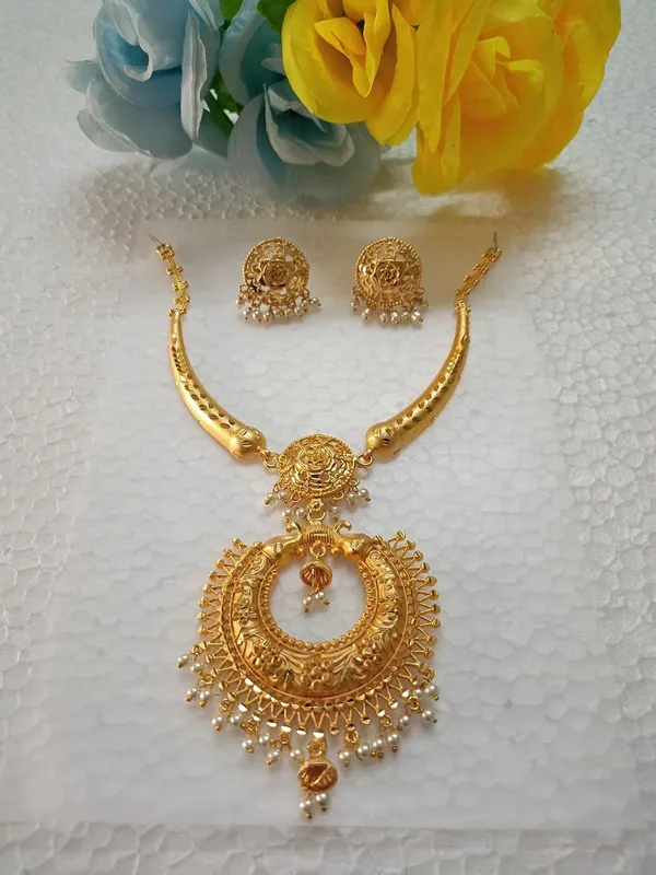 Purabi_Jewels_Gold_Plated_Elephant_Design_Hasli_Necklace_Set_With_Pearl_Earrings