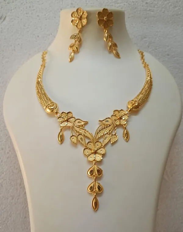 Purabi_Jewels_Gold-Toned_Floral_Bridal_Hasli_Necklace_and_Earrings_Jewellery_Set_Bridal_Wear,_Flower_&_Leaf_Design,_Matching_Earrings,_Women_&_Girls,_Choker_Style